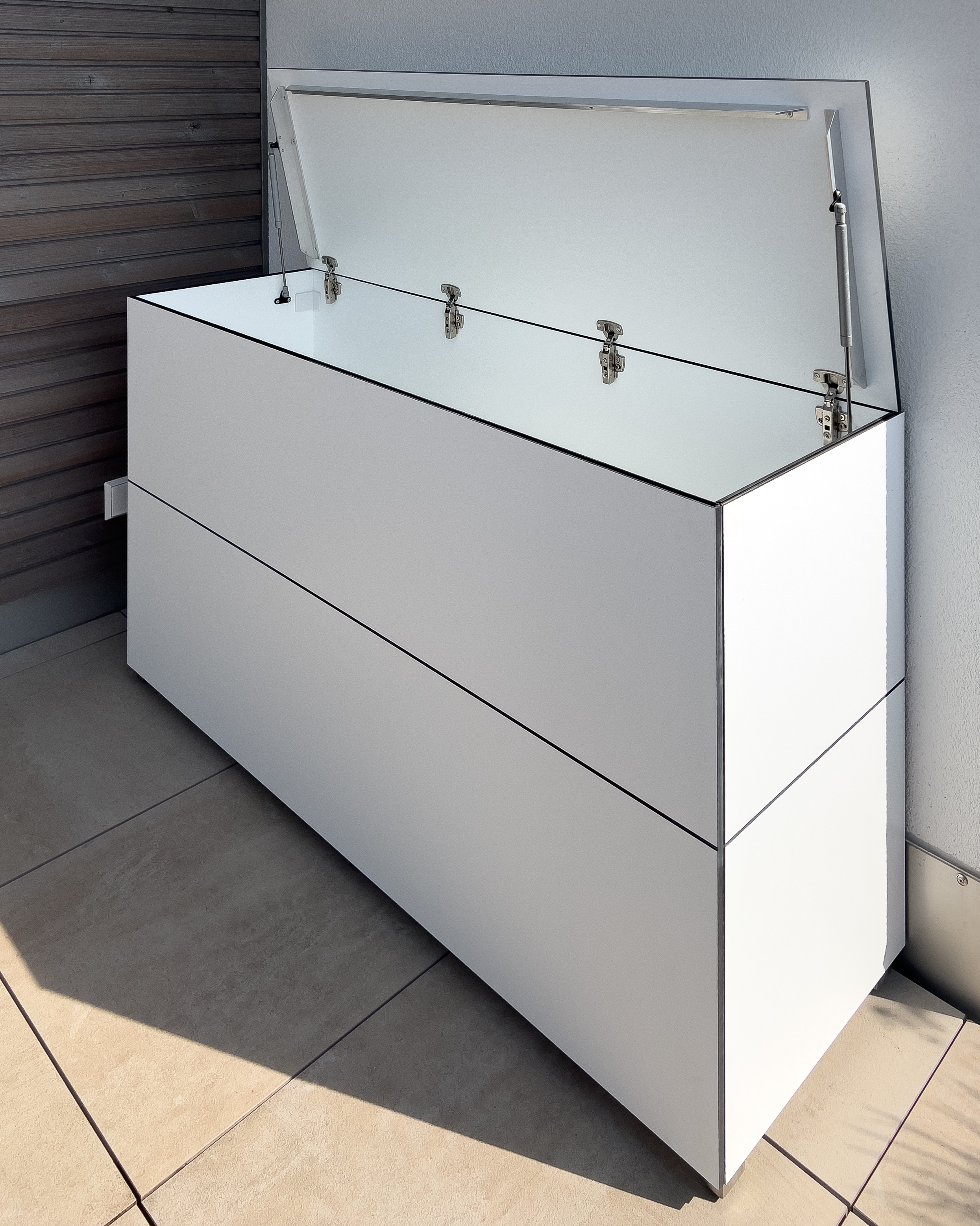 Simple chest in white 1