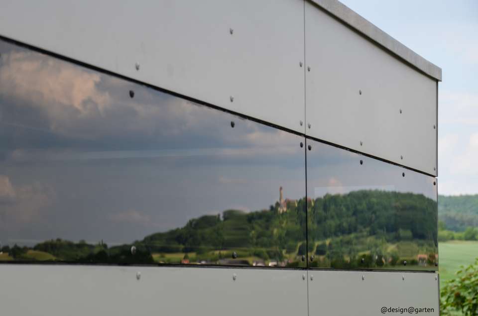 Conexión inteligente: caseta de jardín de HPL como casa de paso