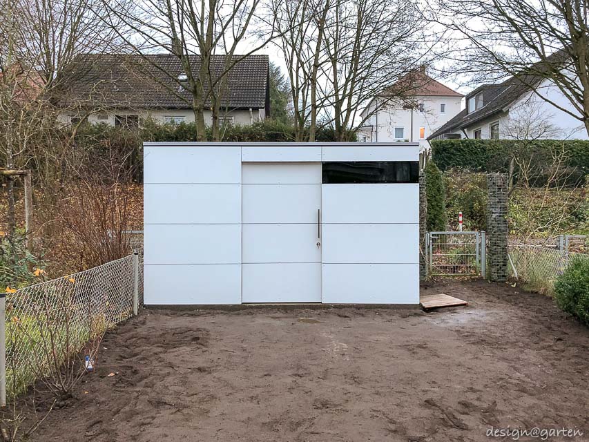 Orden en el jardín de una casa adosada: caseta de jardín Cube de HPL