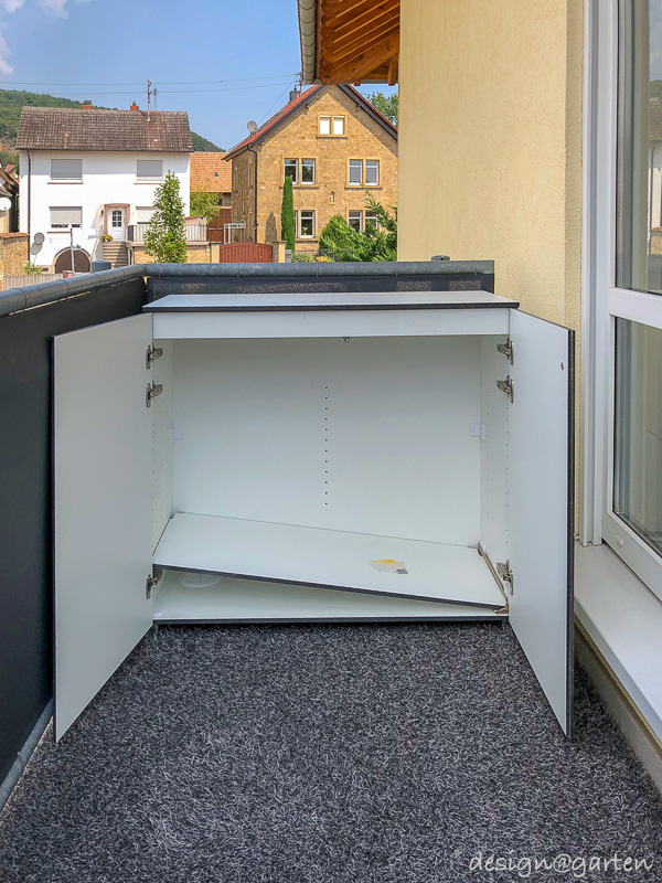 Solución que ahorra espacio en lugares reducidos: pequeño armario para balcón resistente a la intemperie para superficies estrechas.