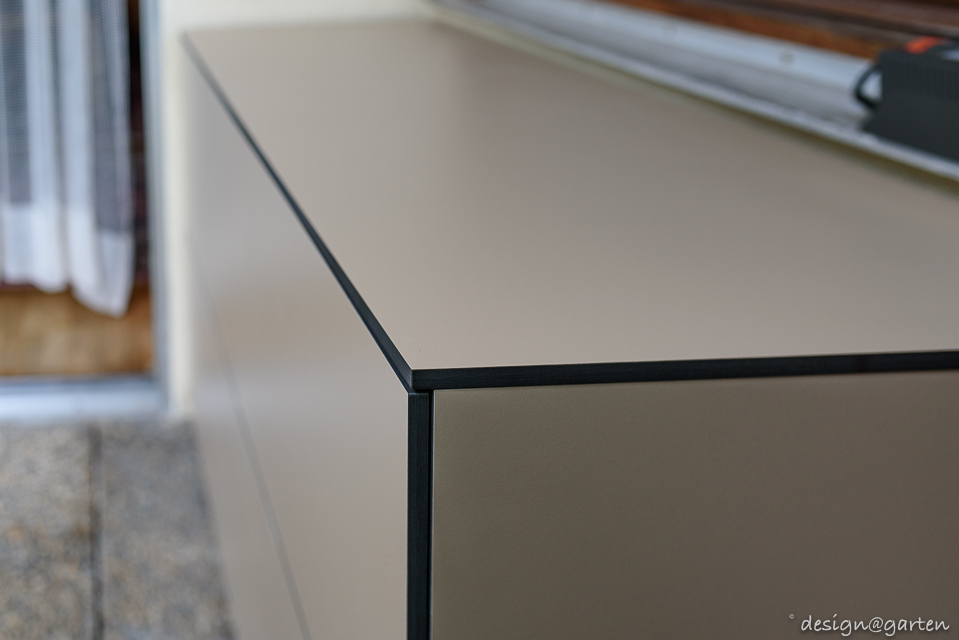 Espacio de almacenamiento a medida: aparador funcional para terraza con debilidad por el diseño