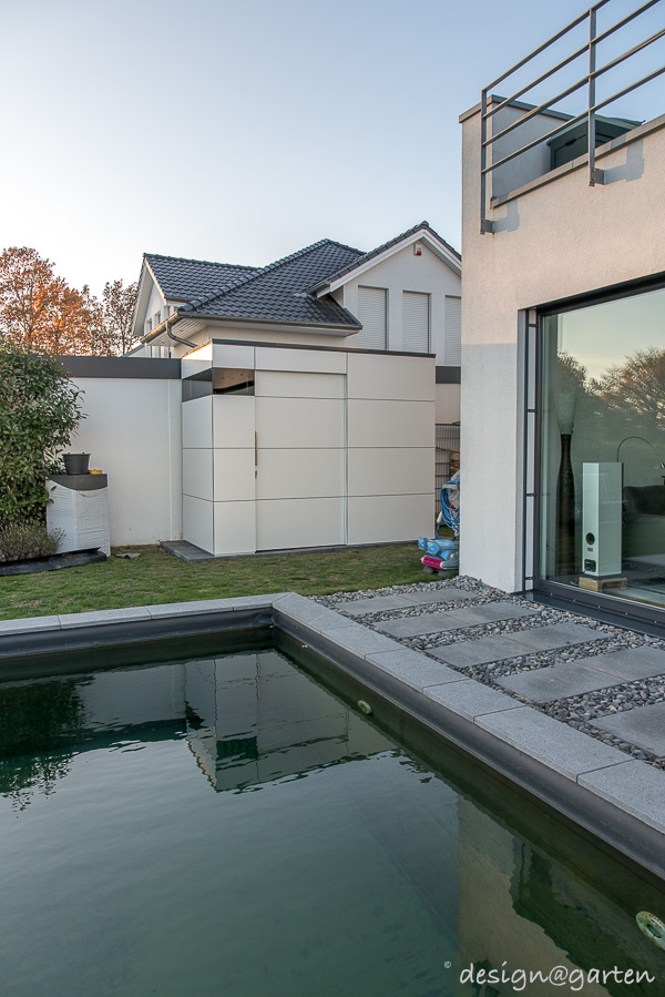 Orden en la piscina: cobertizo para herramientas de diseño