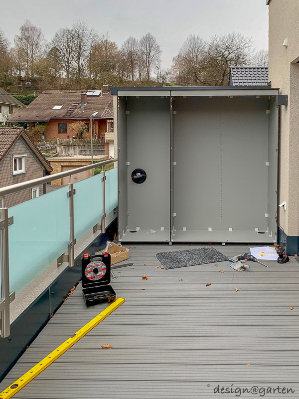 Práctica solución de almacenamiento en Freudenberg: armario XXL para balcón para tapizados