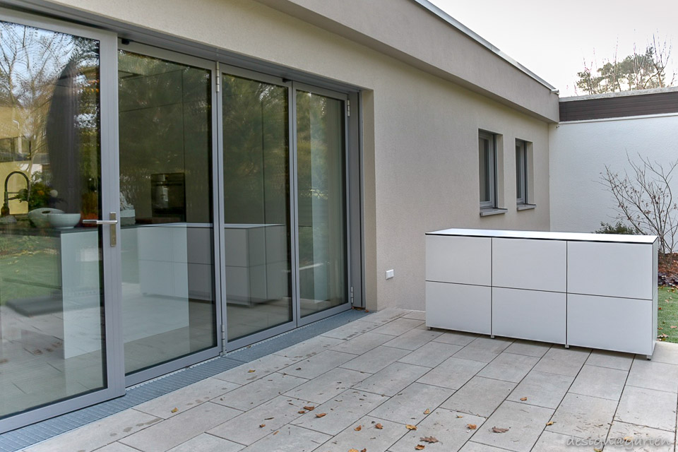 Continuidad estética en Karlsruhe: un largo armario con terraza de HPL