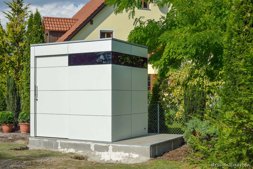 Solución funcional en Dingolfing: cobertizo angular para herramientas con techo plano.