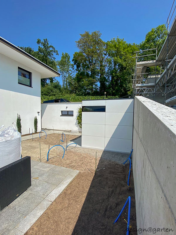 Caseta de jardín cubista con techo plano como solución doble en el lago de Zúrich