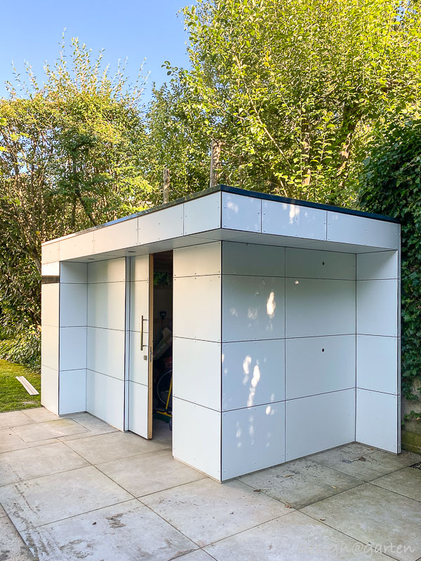 Moderna caseta de piscina con saliente