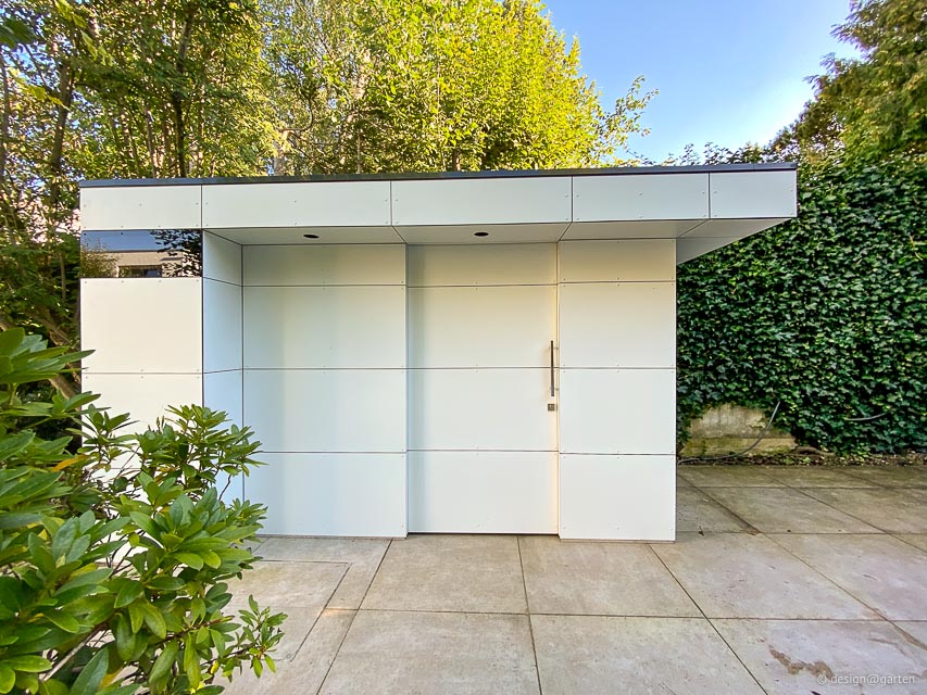 Moderna caseta de piscina con saliente