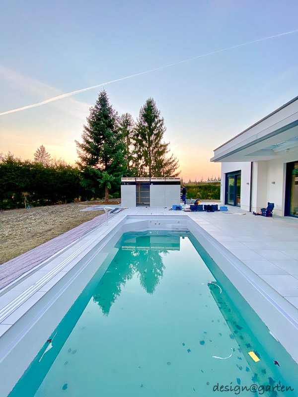 Exclusiva caseta de jardín de diseño a medida como elemento arquitectónico destacado en Klagenfurt