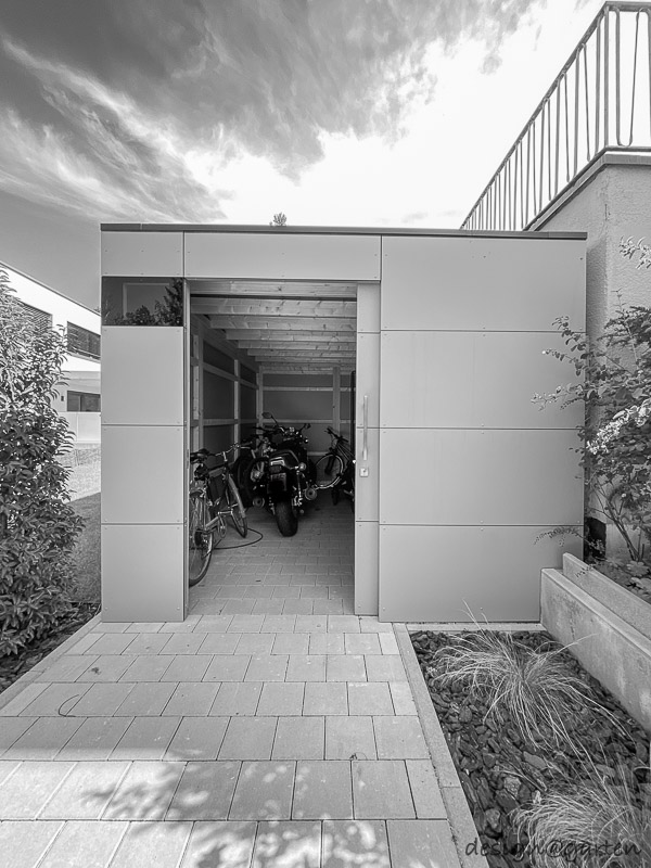 Cobertizo de jardín minimalista con techo plano: la arquitectura se une al espacio de almacenamiento