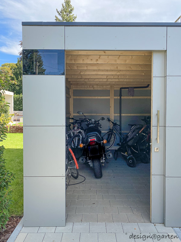 Cobertizo de jardín minimalista con techo plano: la arquitectura se une al espacio de almacenamiento