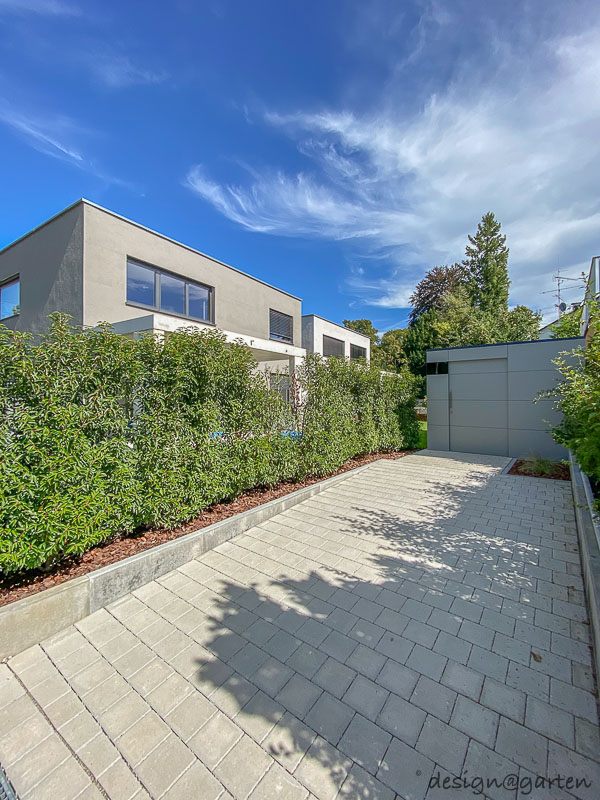 Cobertizo de jardín minimalista con techo plano: la arquitectura se une al espacio de almacenamiento