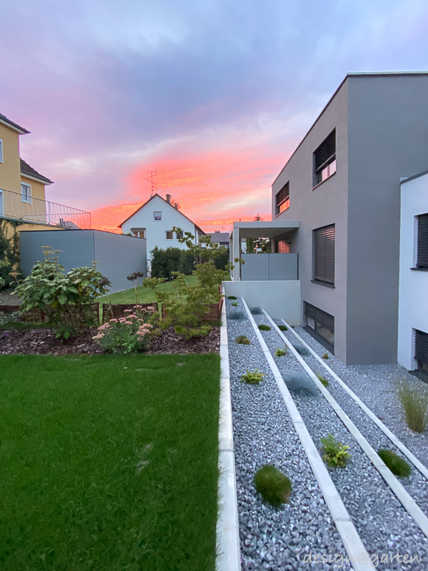 Cobertizo de jardín minimalista con techo plano: la arquitectura se une al espacio de almacenamiento