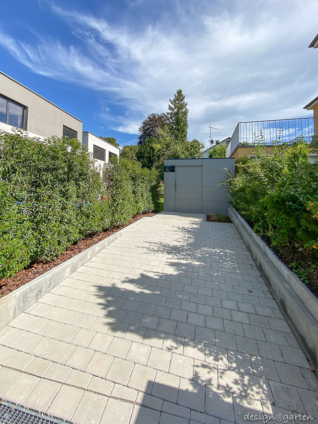 Cobertizo de jardín minimalista con techo plano: la arquitectura se une al espacio de almacenamiento