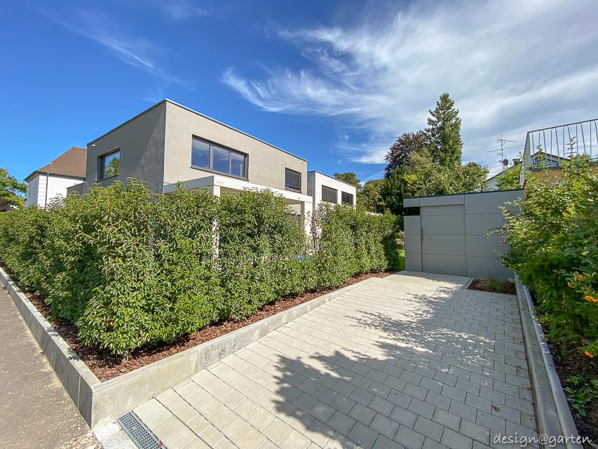 Cobertizo de jardín minimalista con techo plano: la arquitectura se une al espacio de almacenamiento