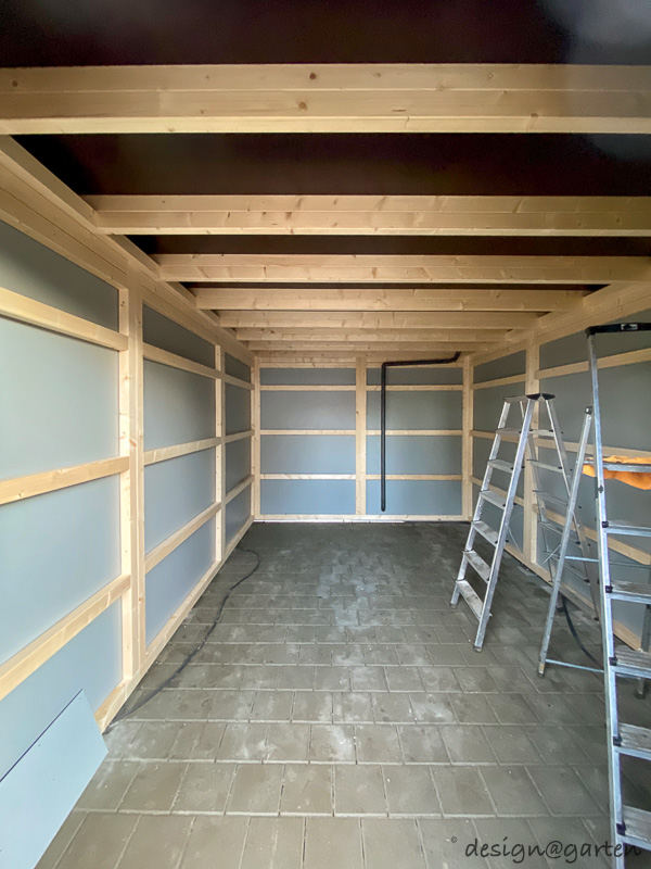 Cobertizo de jardín minimalista con techo plano: la arquitectura se une al espacio de almacenamiento