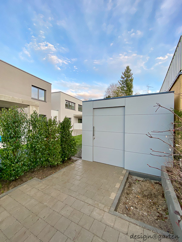 Cobertizo de jardín minimalista con techo plano: la arquitectura se une al espacio de almacenamiento