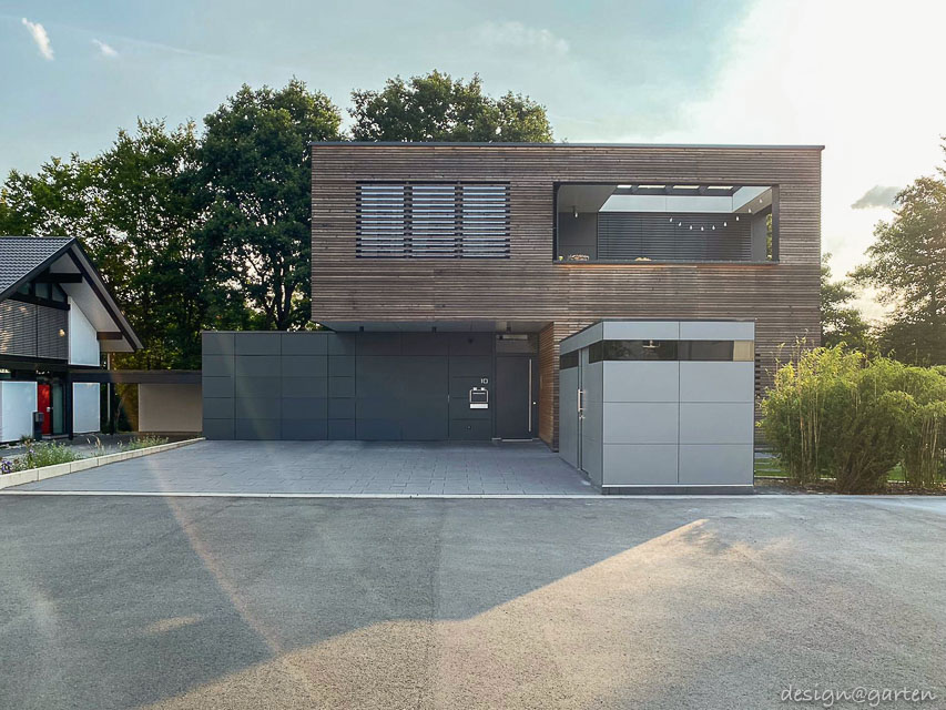 Caseta de jardín de diseño arquitectónico con techo plano como solución moderna de almacenamiento en la zona de Fráncfort.