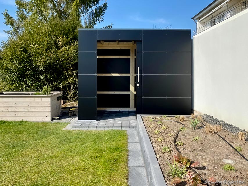 Moderna caseta de piscina en elegante color negro: toda una declaración de intenciones. 8