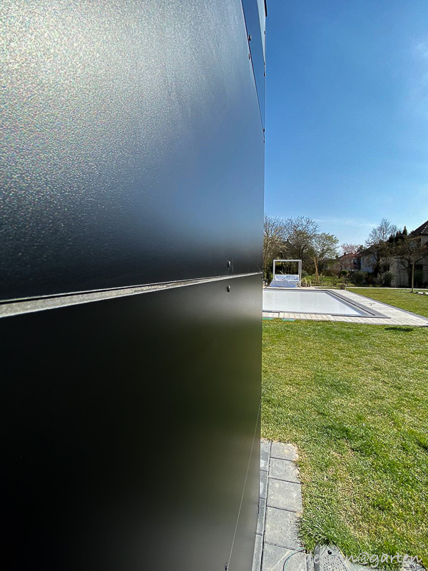 Moderna caseta de piscina en elegante color negro: toda una declaración de intenciones. 6