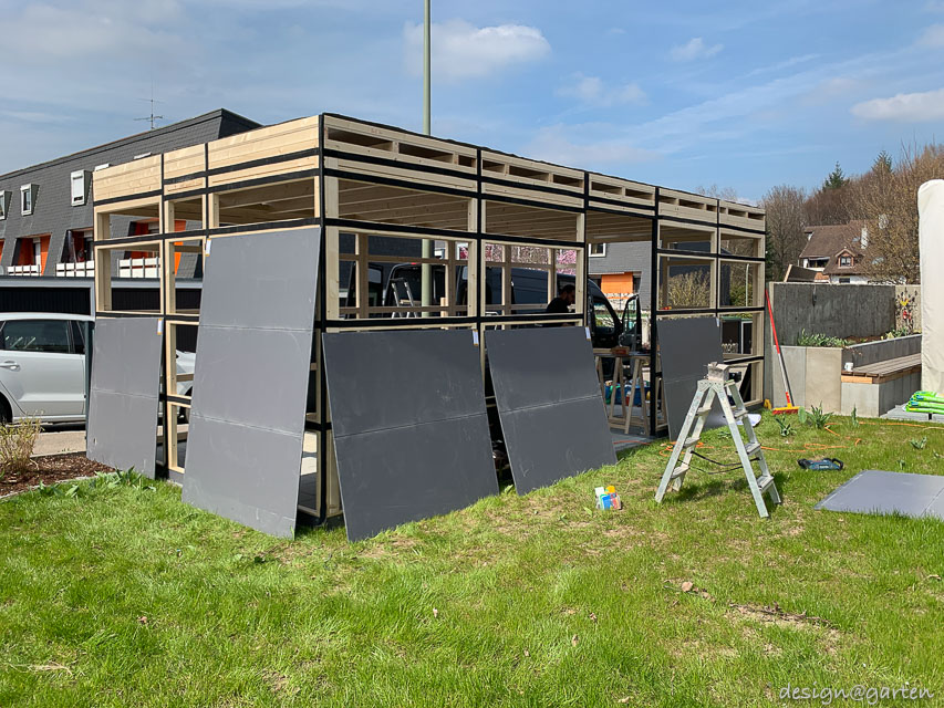 Trabajo de precisión en pendiente: espacio de jardín a medida con compensación de nivel integrada 8