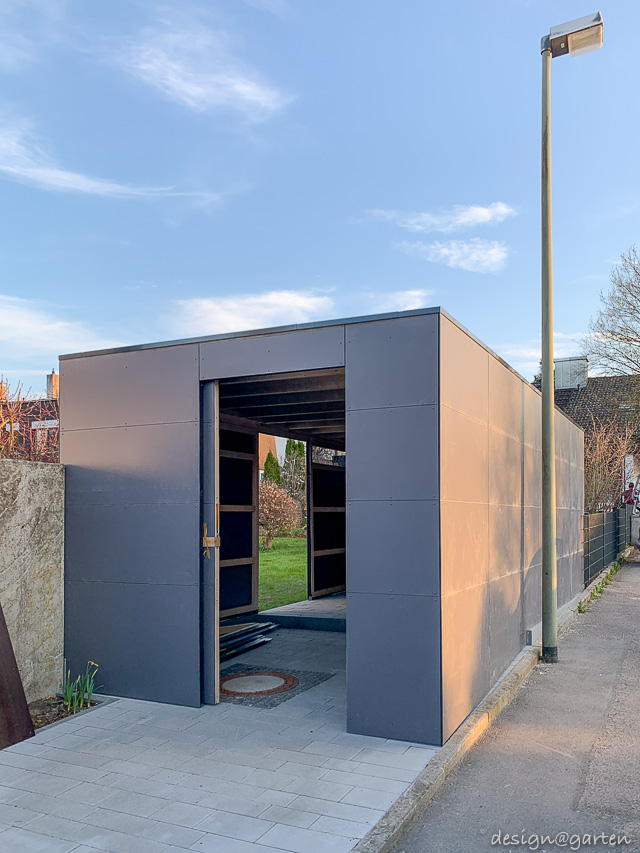 Trabajo de precisión en pendiente: espacio de jardín a medida con compensación de nivel integrada 3