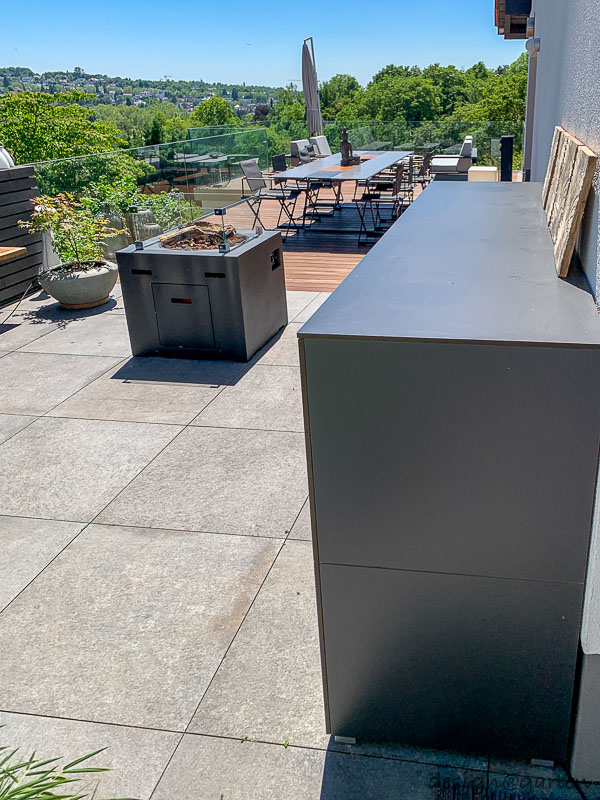 Integración inteligente del agua y resistencia de los materiales: aparador a medida para la terraza moderna 5