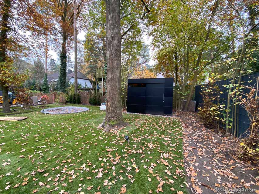 Cubo de jardín moderno: diseño minimalista en un entorno natural 1