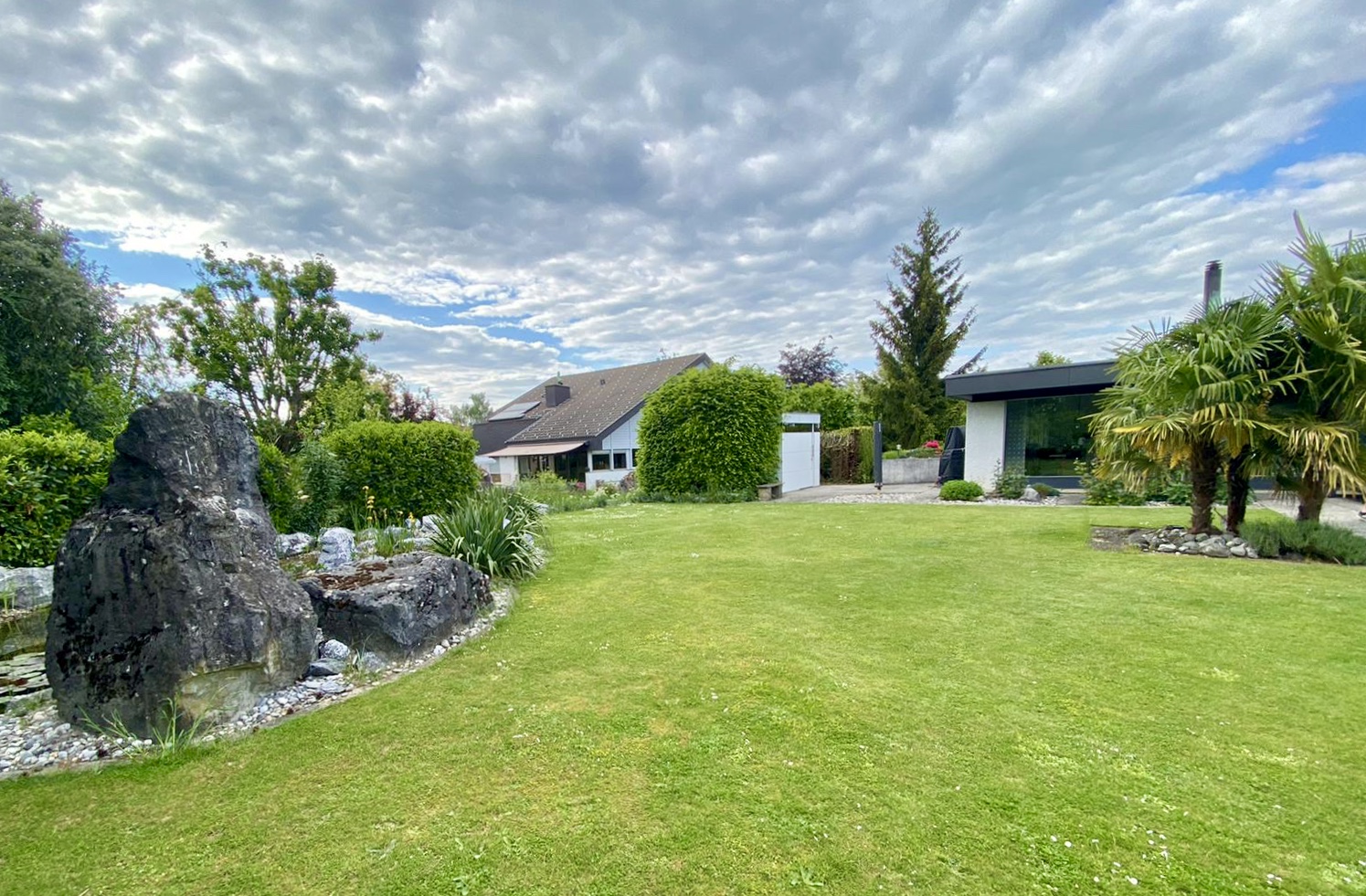 Caseta de jardín HPL: diseño atemporal y transparencia funcional 2