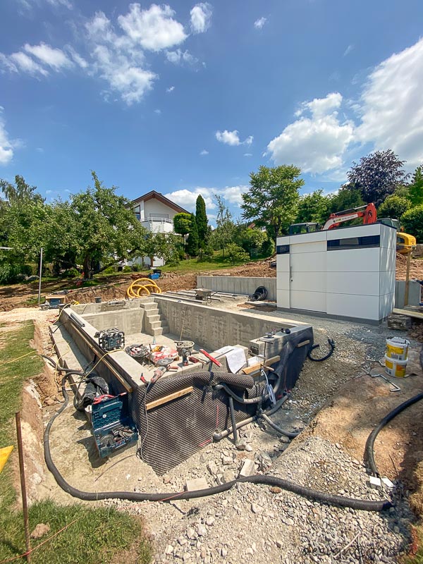 Moderna caseta de piscina con fachada acristalada: la central técnica perfecta para el jardín 5