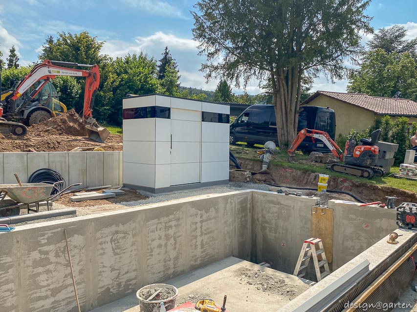 Moderna caseta de piscina con fachada acristalada: la central técnica perfecta para el jardín 6