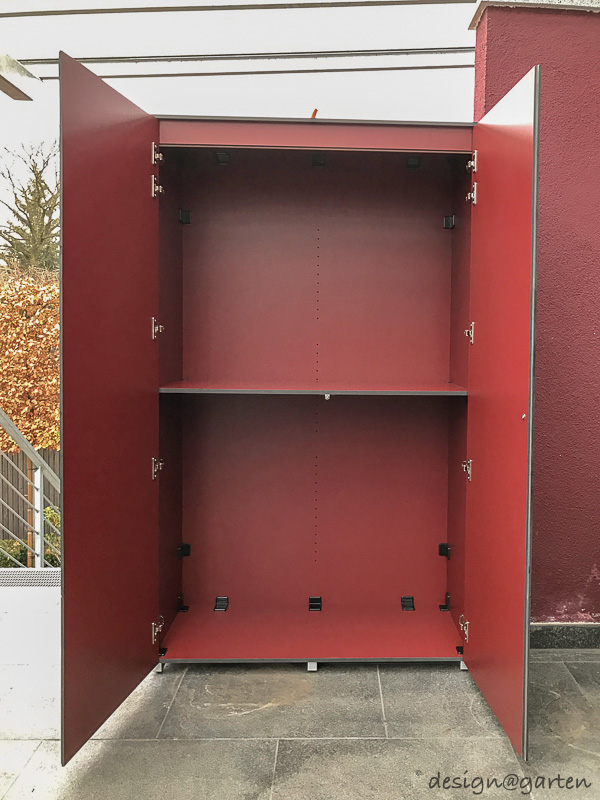 Modernos armarios para terraza en color rojo vino como acentos arquitectónicos de color 4