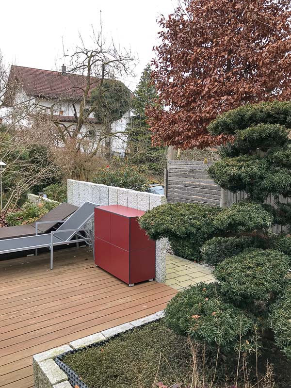 Modernos armarios para terraza en color rojo vino como acentos arquitectónicos de color 9