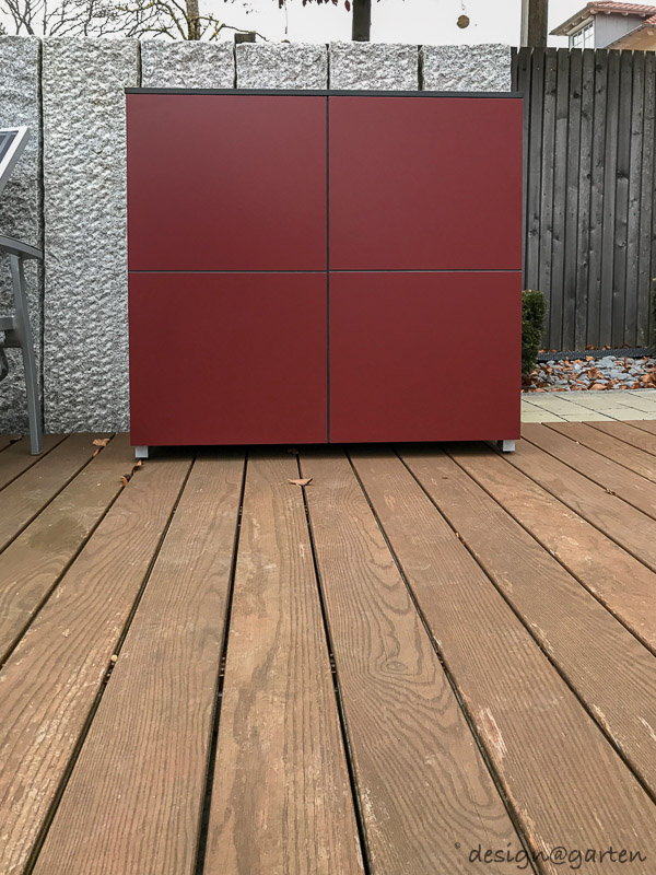 Modernos armarios para terraza en color rojo vino como acentos arquitectónicos de color 12