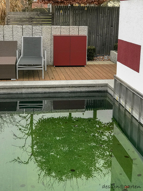 Modernos armarios para terraza en color rojo vino como acentos arquitectónicos de color 13