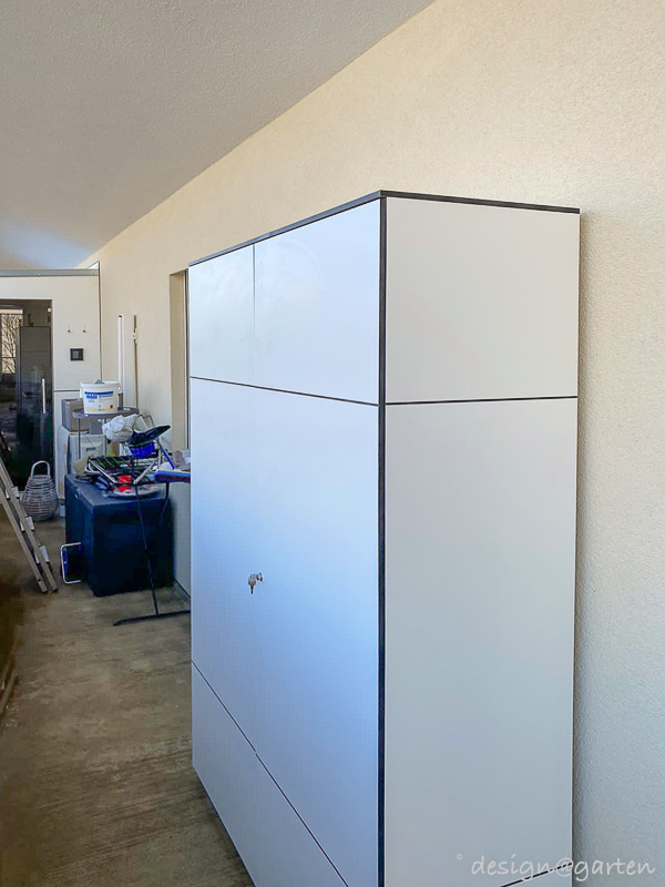 Armario blanco para balcón como complemento de bienestar en Graz 2