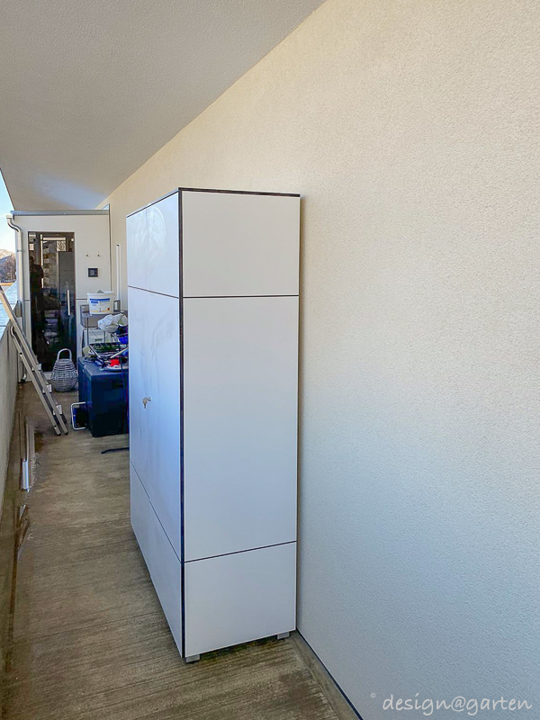 Armario blanco para balcón como complemento de bienestar en Graz 1