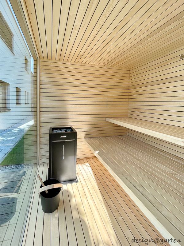 Sauna de jardín de diseño con acristalamiento panorámico en Augsburgo