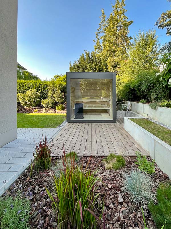 Sauna de jardín de diseño con acristalamiento panorámico en Augsburgo