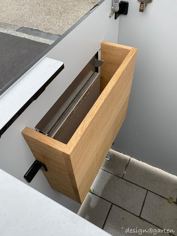 Contenedor para cubos de basura  de HPL para 4 cubos de 240 litros con buzón y caja para paquetes 2