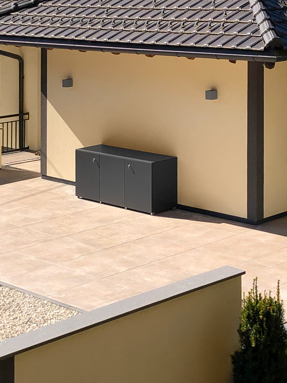 Outdoor Terrassenschrank in anthrazit vor mediterranem Haus
