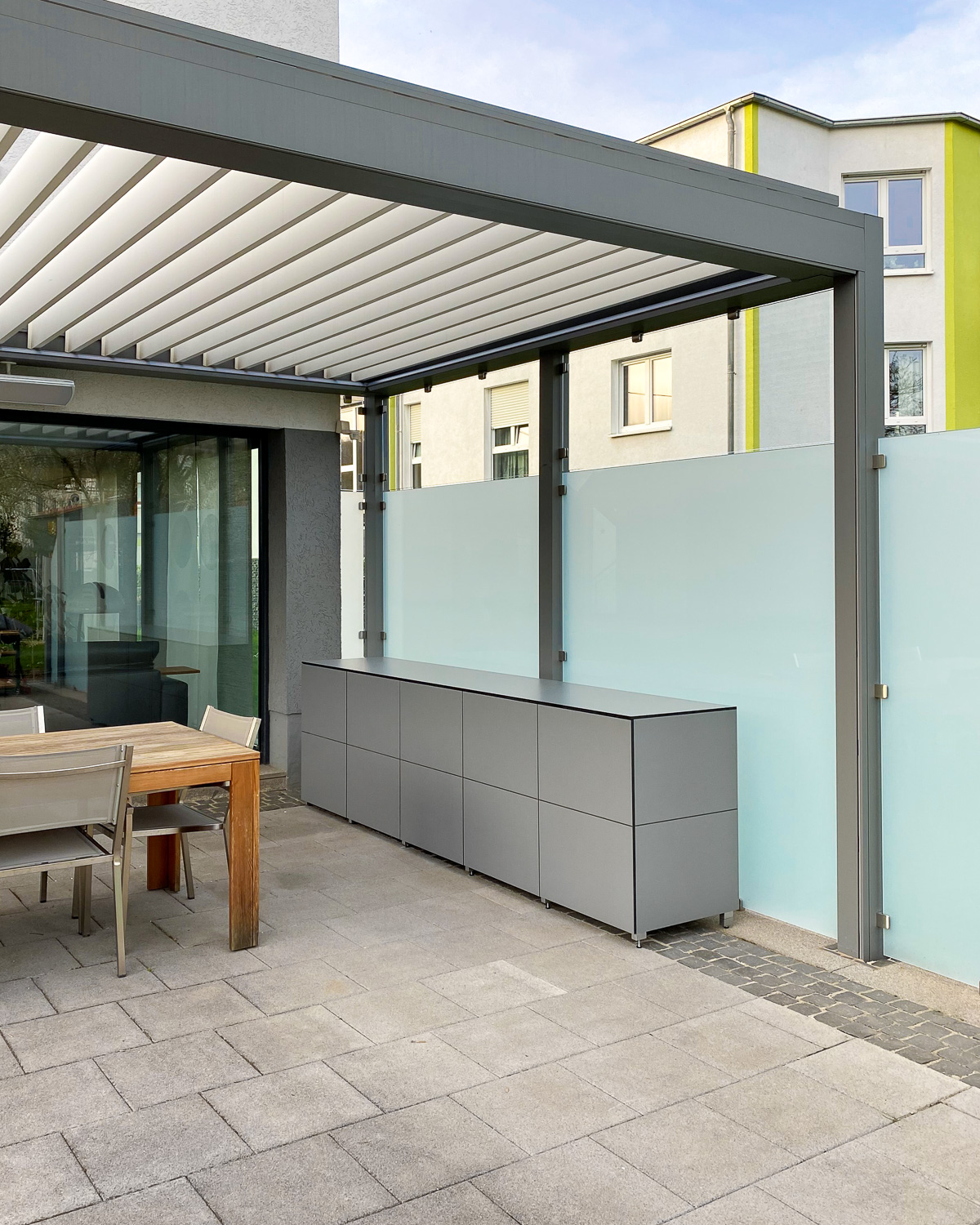 Langes Outdoor Sideboard unter Überdachung