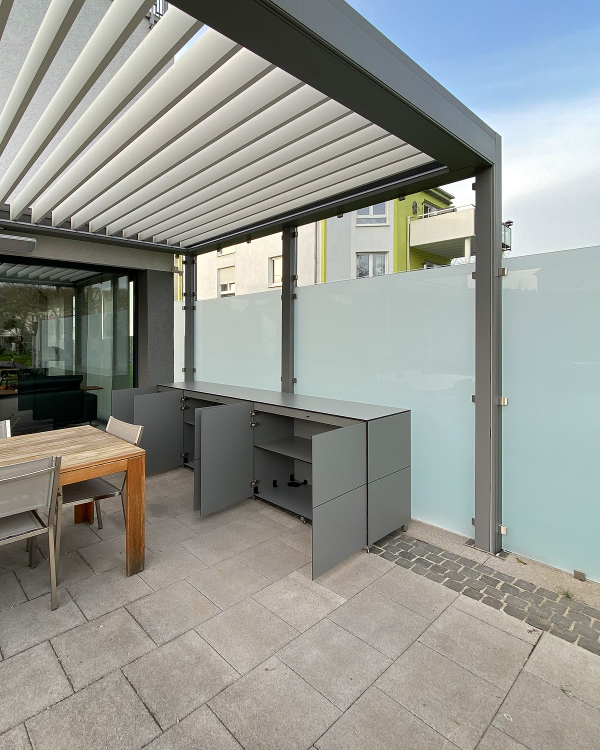 Sideboard auf Terrasse: Geöffnet, Material: HPL