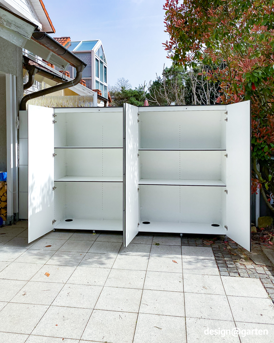 Armario alto blanco con panel como protección visual 1