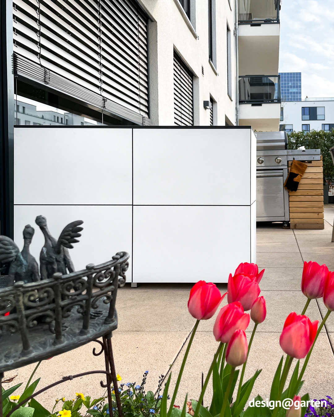 Aparador blanco en una urbanización de nueva construcción 3