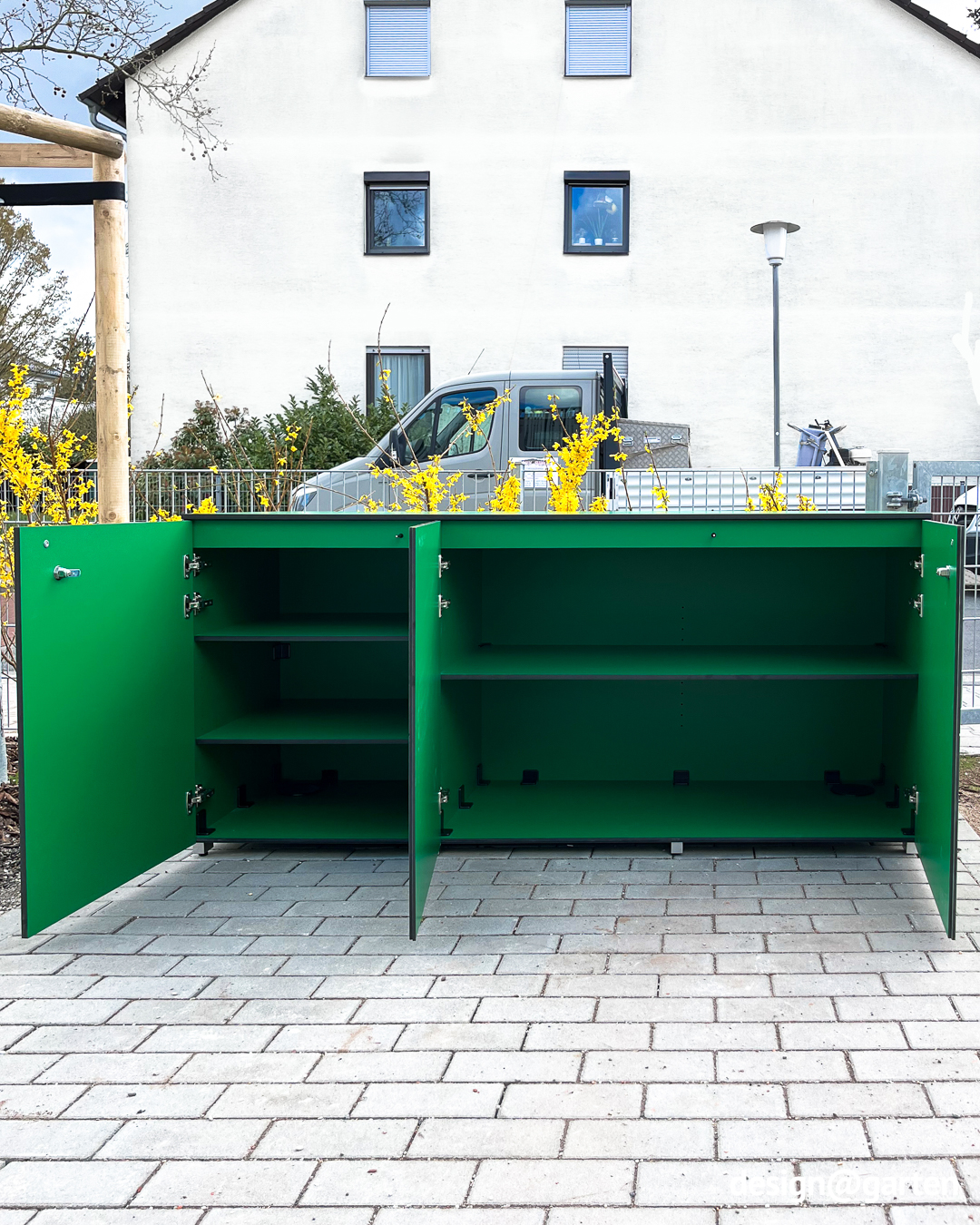 Aparador para exteriores en color verde con puertas con cerradura 2