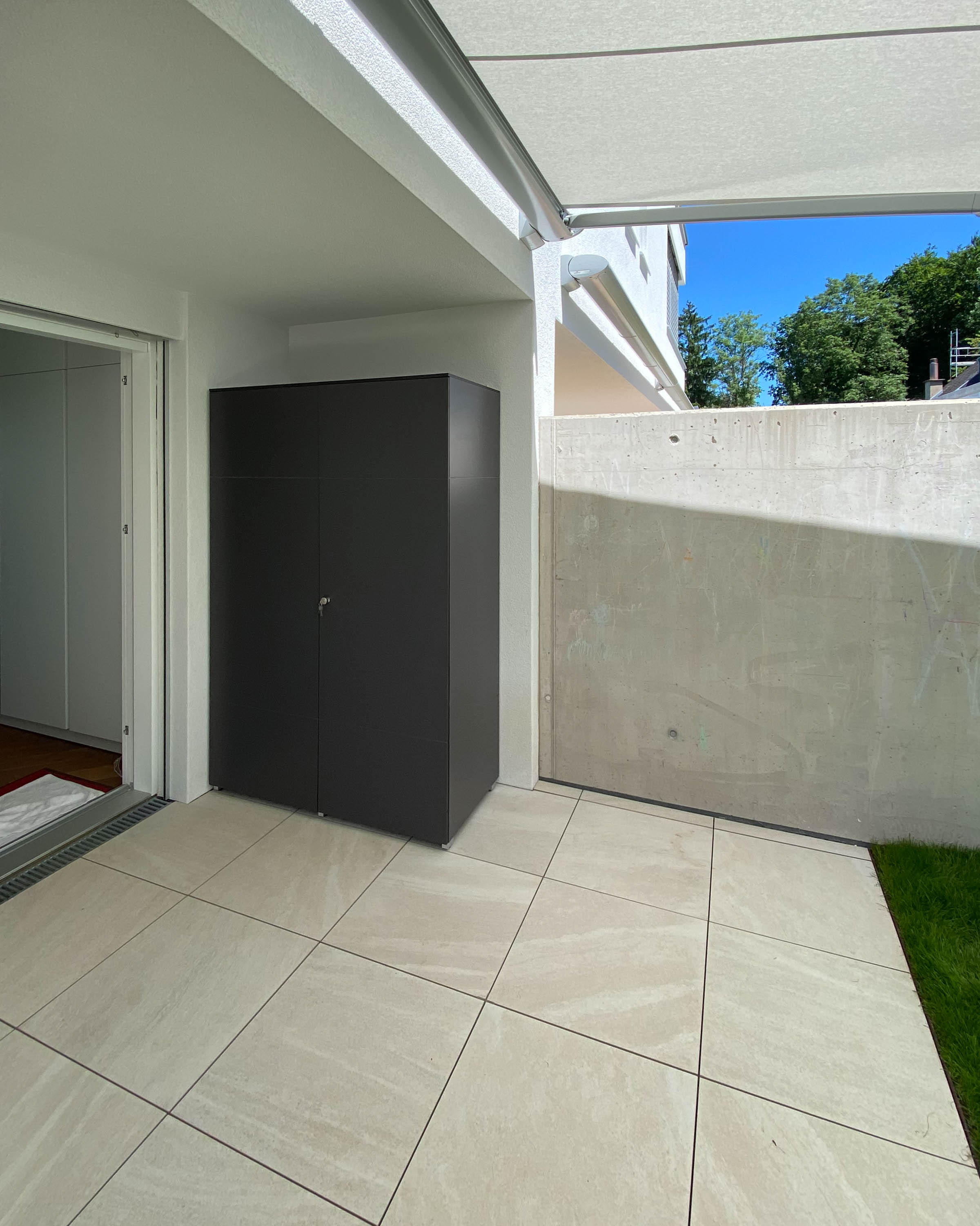 Gran armario exterior con varios estantes 2