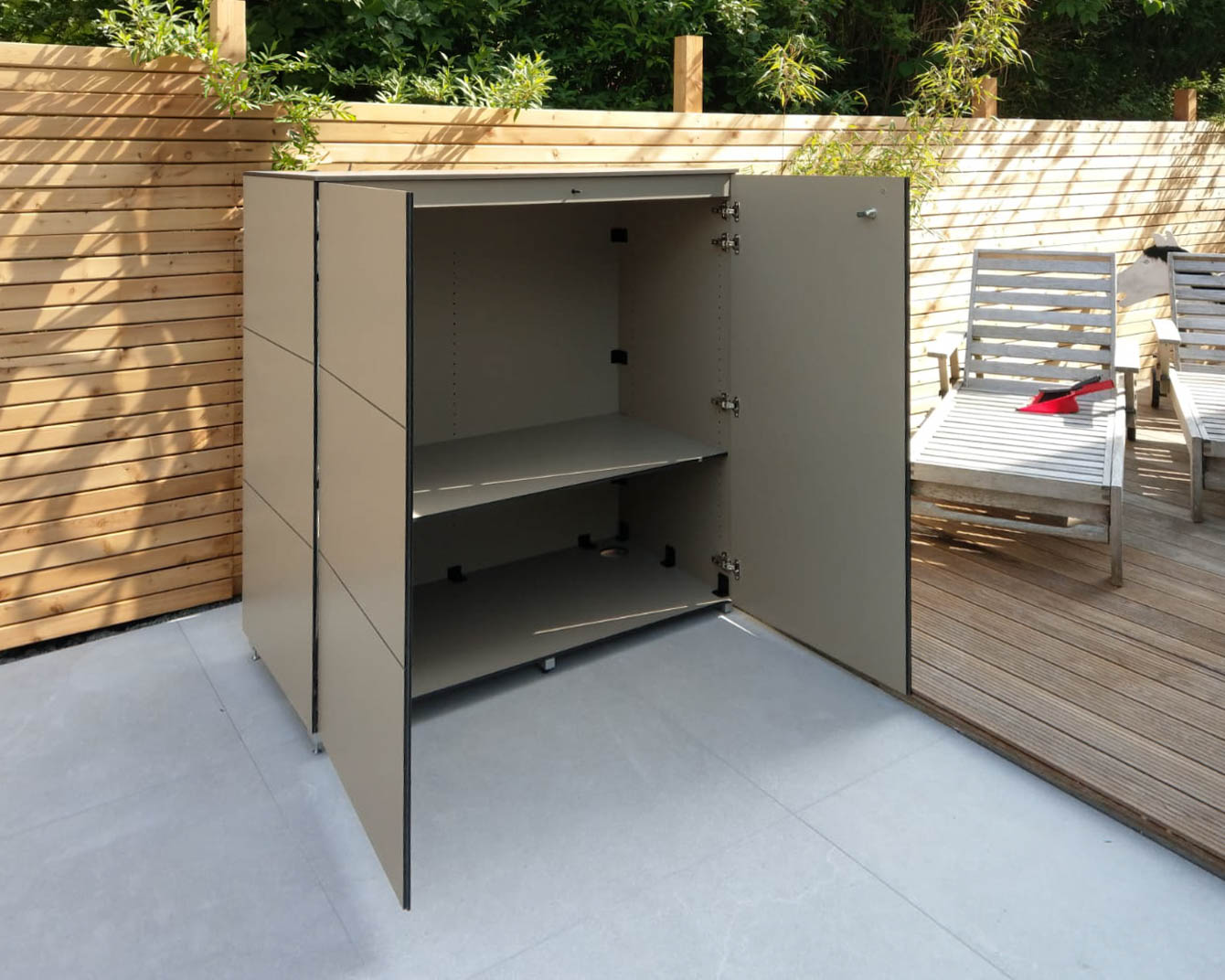 Moderno armario para terraza con puertas batientes y estante 1