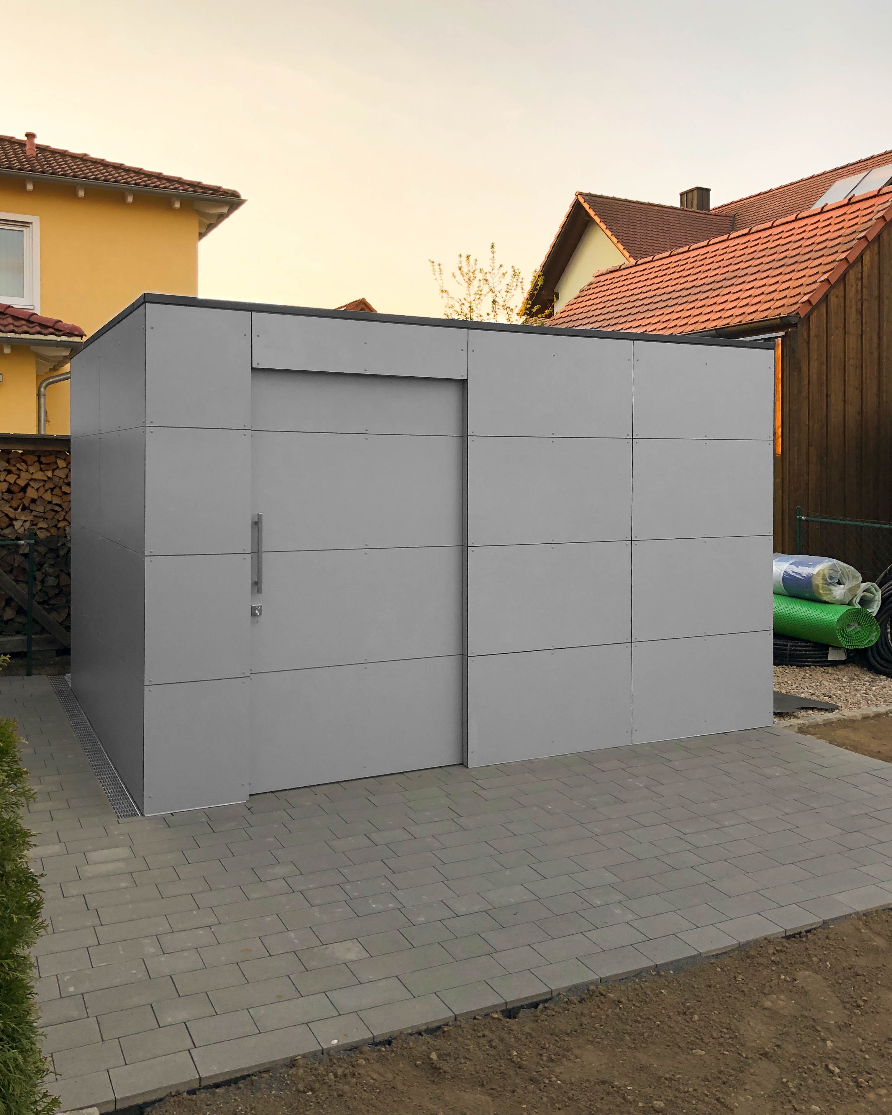 Gran caseta de jardín de diseño en gris mate con cómoda zona de maniobra. 1