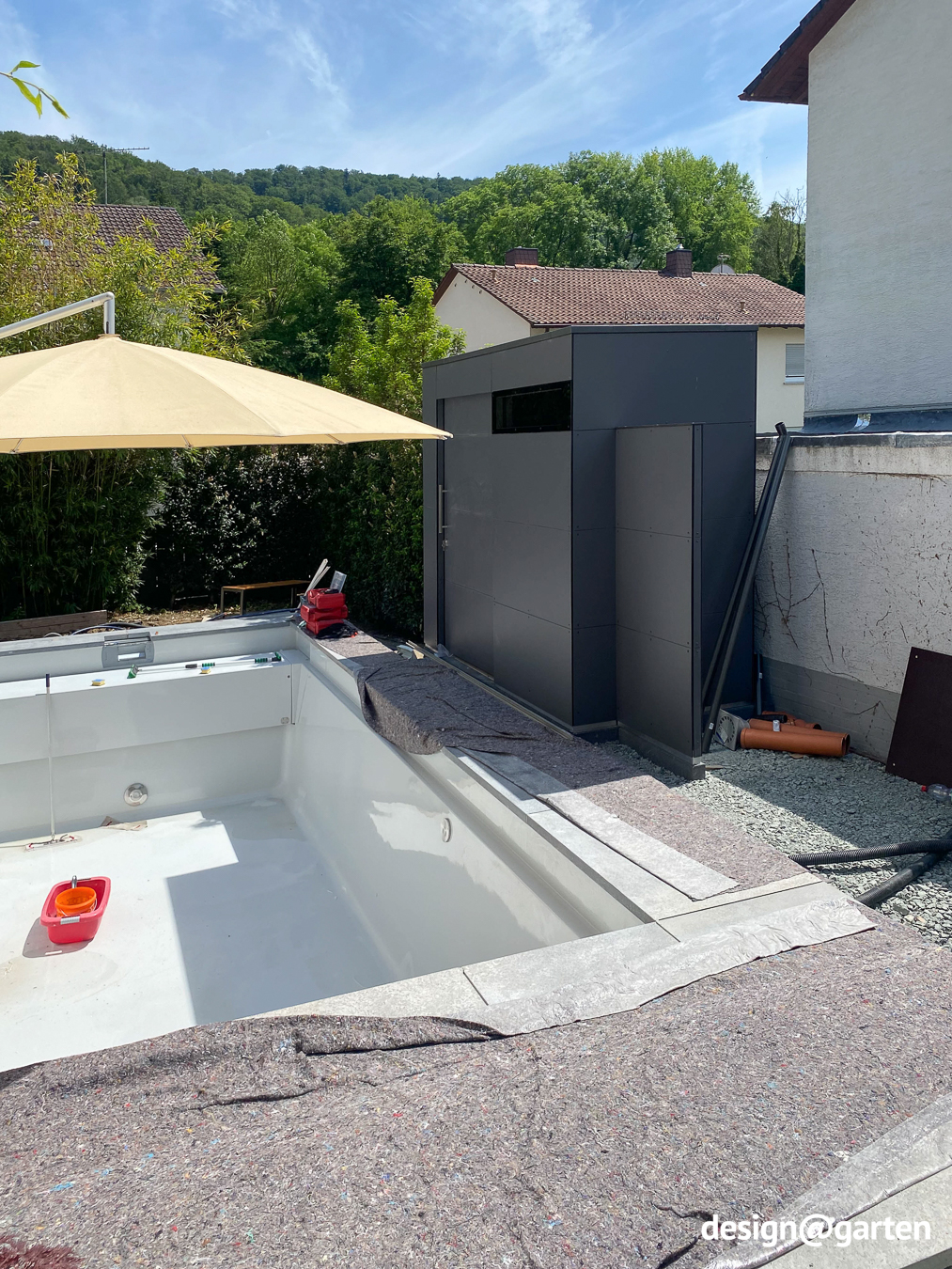 Caseta para equipos de piscina fabricada en HPL resistente a la intemperie 1